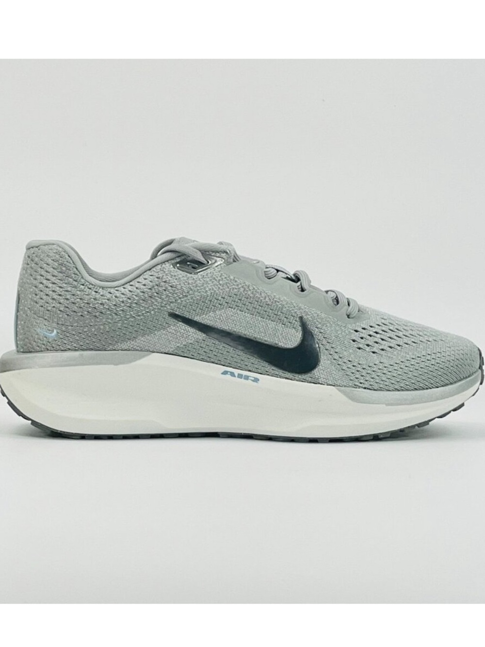 Nike Winflo 11, size 7.5 Light Gray Athletic Sneakers with Black Swoosh